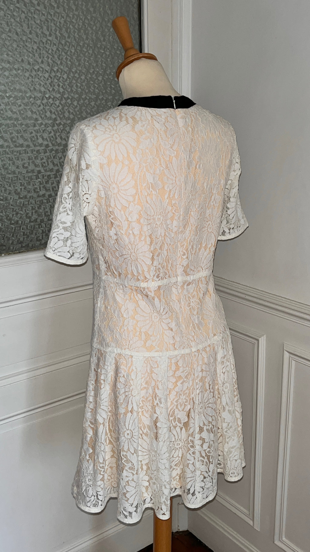Robe dentelle col ruban - Du 38 au 42