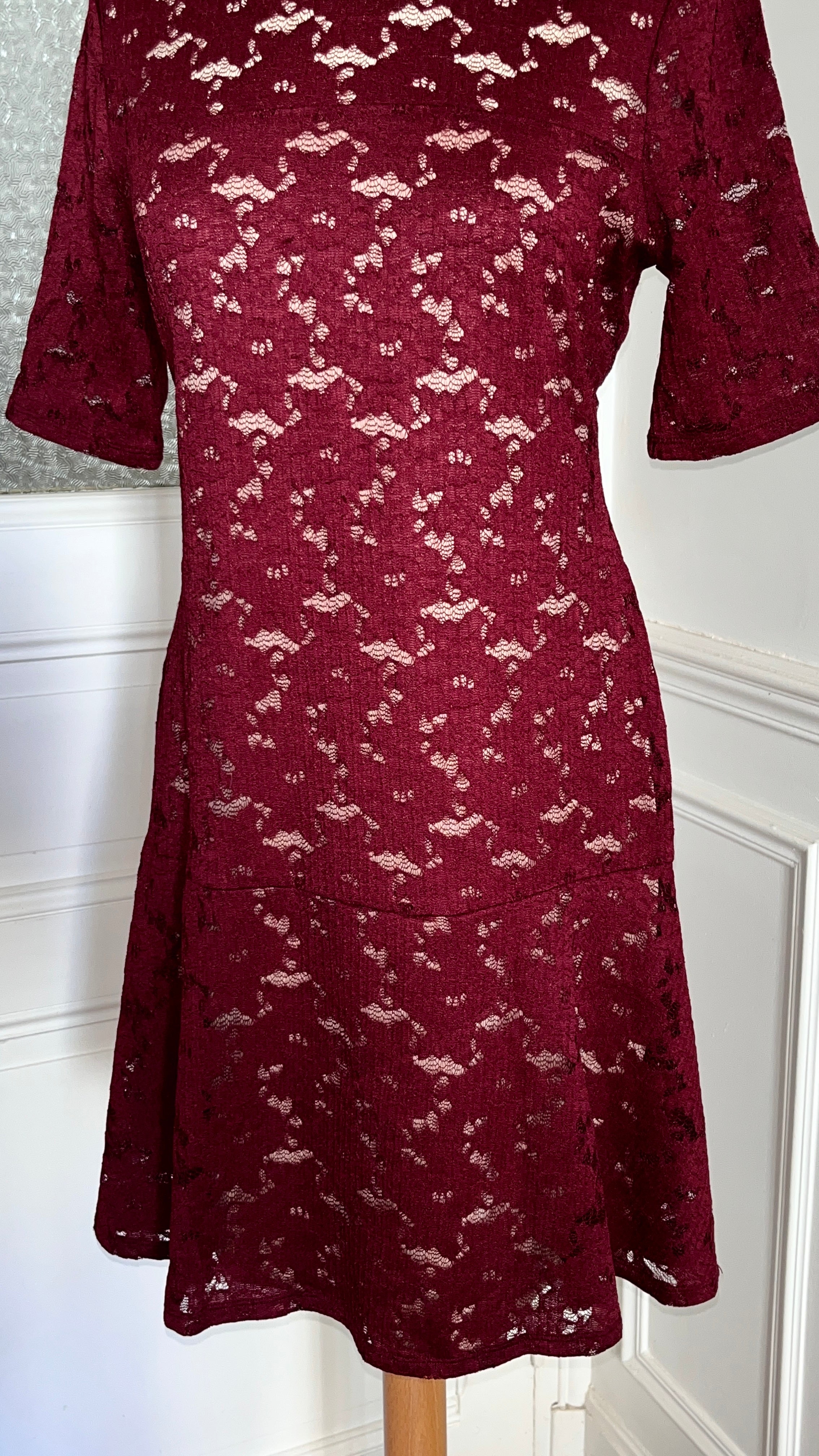Robe dentelle bordeaux . Du 36 au 42