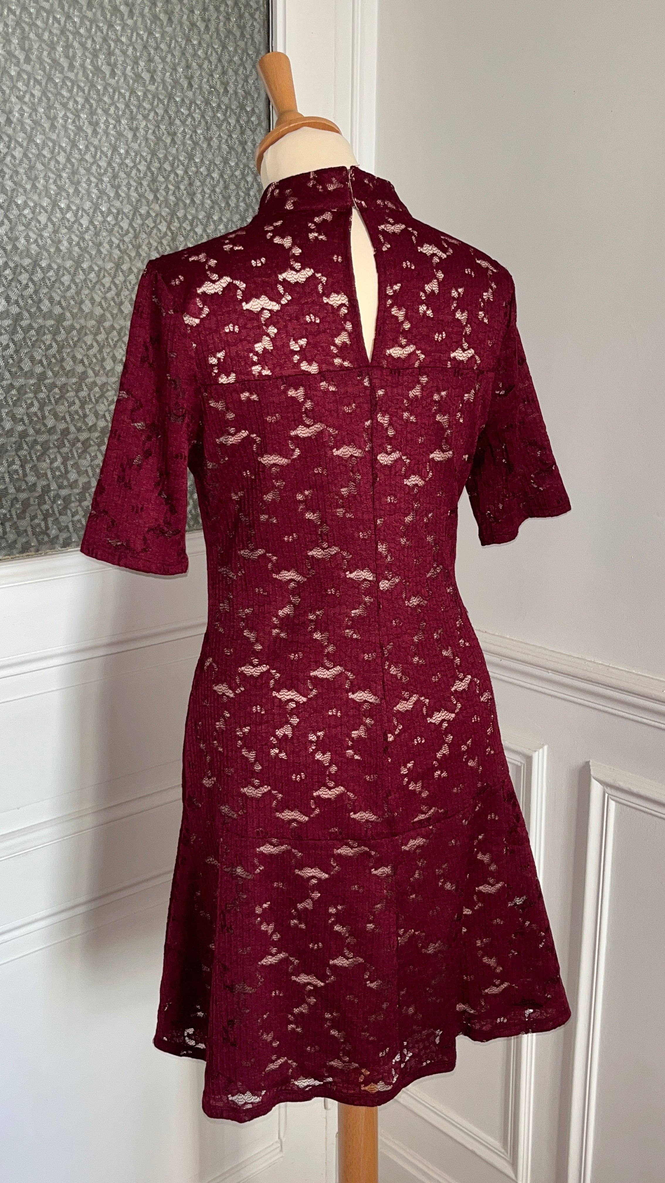 Robe dentelle bordeaux . Du 36 au 42