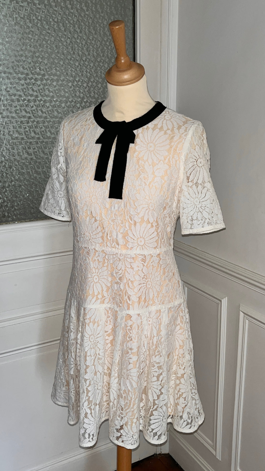 Robe dentelle col ruban - Du 38 au 42
