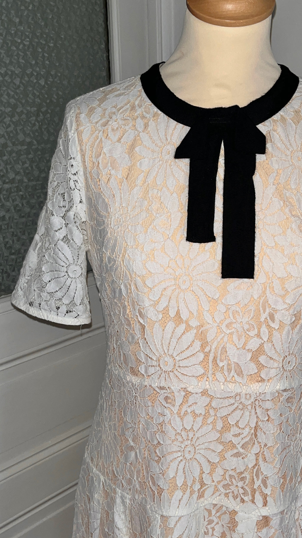 Robe dentelle col ruban - Du 38 au 42