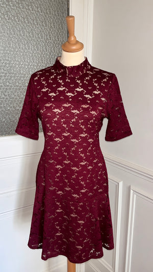 Robe dentelle bordeaux . Du 36 au 42