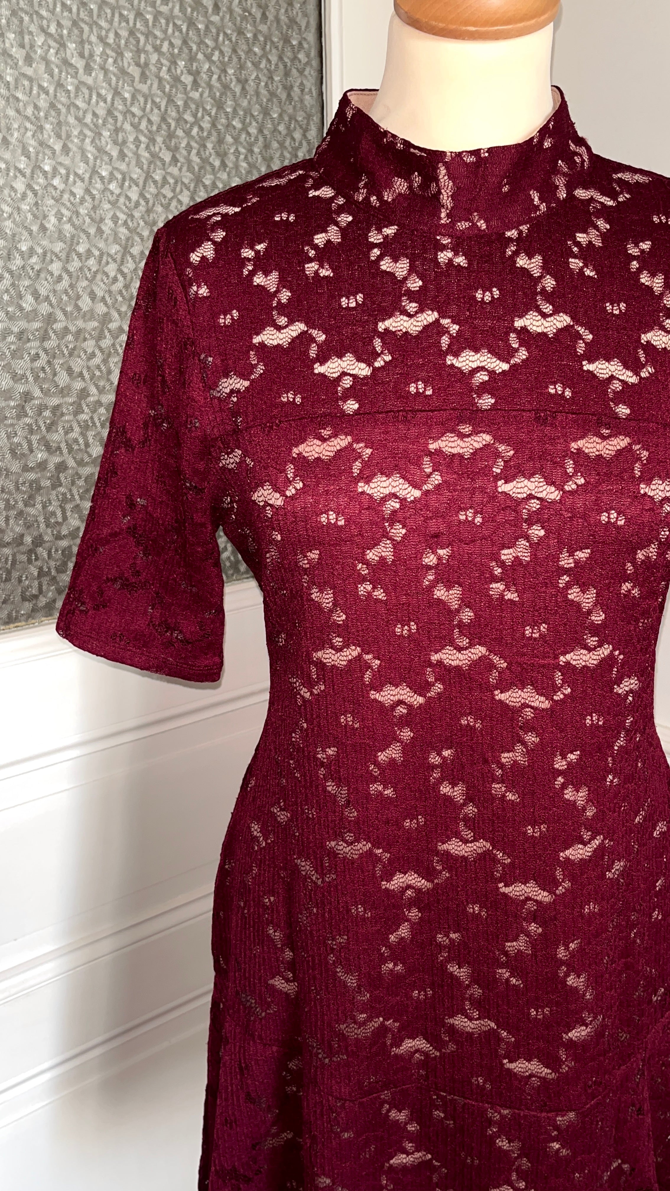 Robe dentelle bordeaux . Du 36 au 42